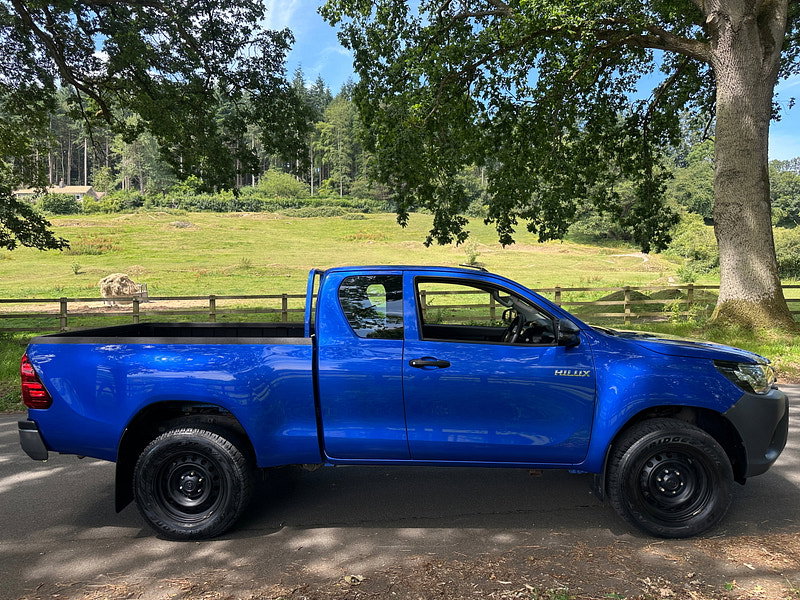 Toyota Hilux 2.4 D-4D Active Extra Pickup Extended Cab 4dr Diesel Manual 4WD Euro 6 (s/s) (150 ps) 4dr Manual 2026