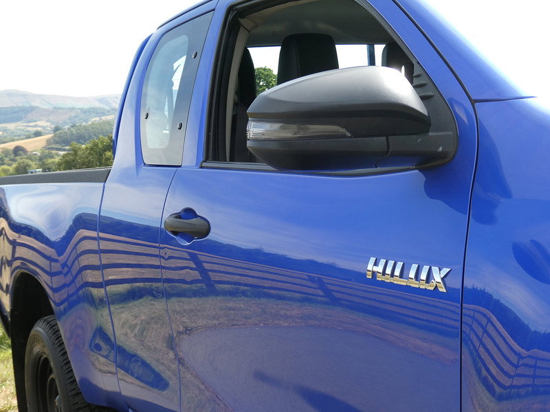 Toyota Hilux 2.4 D-4D Active Extra Pickup Extended Cab 4dr Diesel Manual 4WD Euro 6 (s/s) (150 ps) 4dr Manual 2026