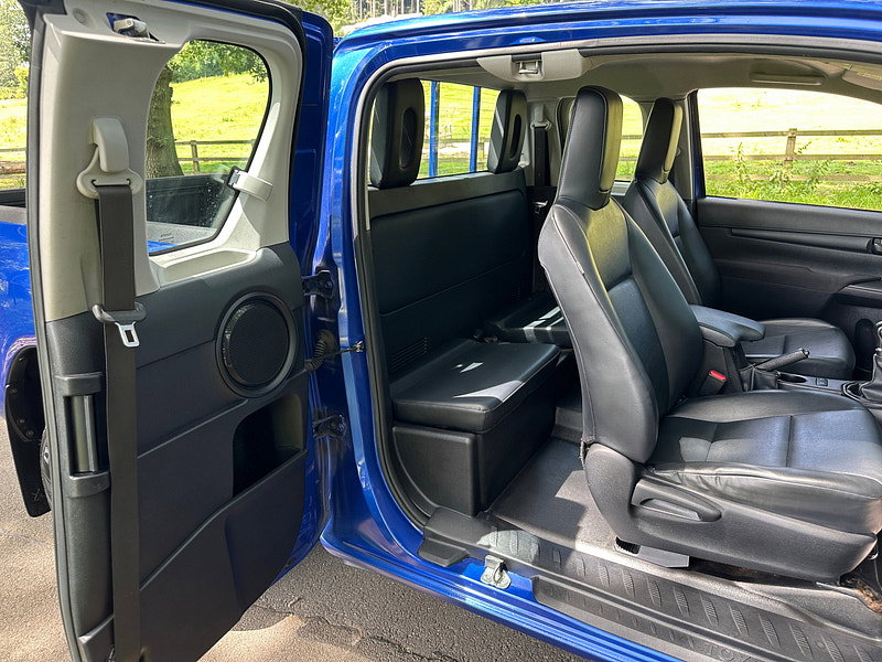 Toyota Hilux 2.4 D-4D Active Extra Pickup Extended Cab 4dr Diesel Manual 4WD Euro 6 (s/s) (150 ps) 4dr Manual 2026
