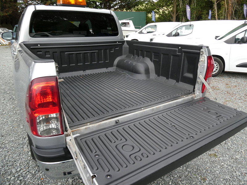 Toyota Hilux 2.4 D-4D Invincible Pickup Double Cab 4dr Diesel Auto 4WD Euro 6 (TSS, 3.5t) (150 ps) 4dr Automatic 2026