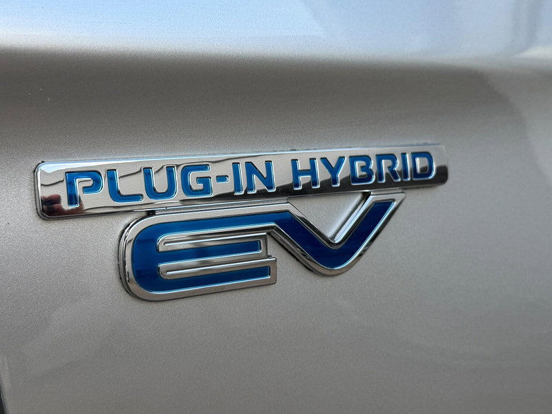 Mitsubishi Outlander 2.4h TwinMotor 13.8kWh 4h CVT 4WD Euro 6 (s/s) 5dr 5dr Automatic 2026