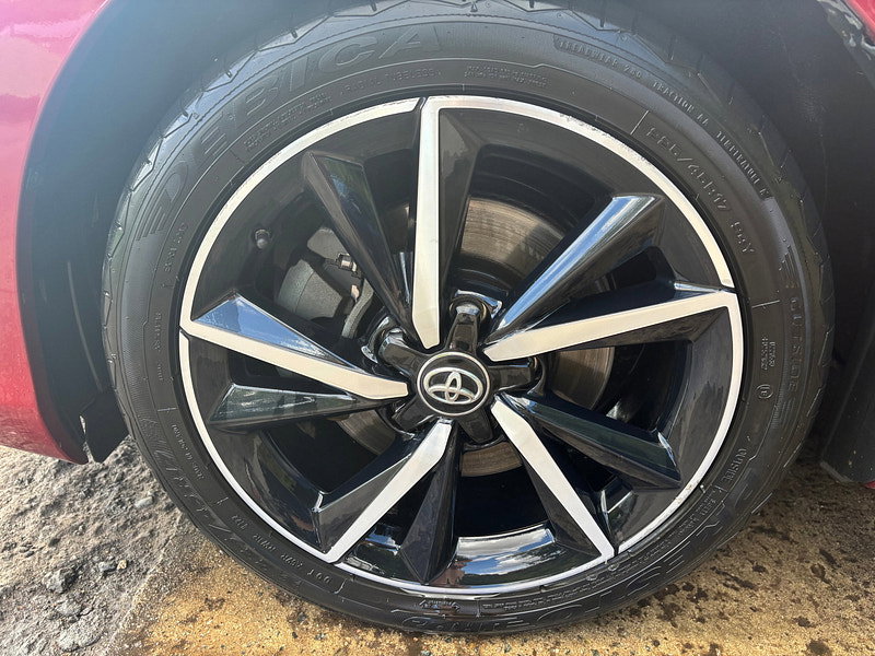 Toyota Auris 1.8 VVT-h Design Hatchback 5dr Petrol Hybrid CVT Euro 6 (s/s) (Safety Sense) (136 ps) 5dr Automatic 2026