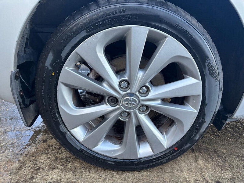 Toyota Auris 1.8 VVT-h Excel Hatchback 5dr Petrol Hybrid CVT Euro 5 (s/s) (136 ps) 5dr Automatic 2026