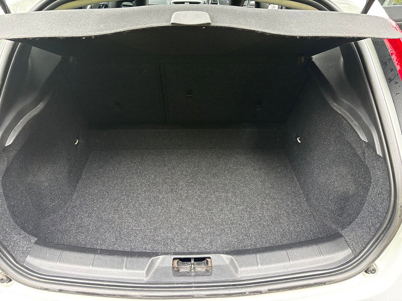 Volvo V40 2.0 D4 SE Lux Nav Hatchback 5dr Diesel Geartronic Euro 5 (s/s) (177 ps) 5dr Automatic 2026