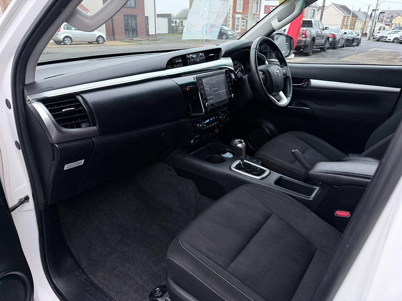 Toyota Hilux 2.8 D-4D Invincible Auto 4WD Euro 6 (s/s) 4dr 4dr Automatic 2026