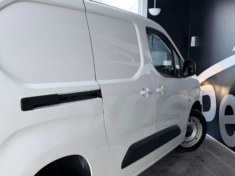 Vauxhall Combo 1.5 Turbo D 2300 Edition Auto L2 H1 Euro 6 (s/s) 4dr 4dr Automatic 2026