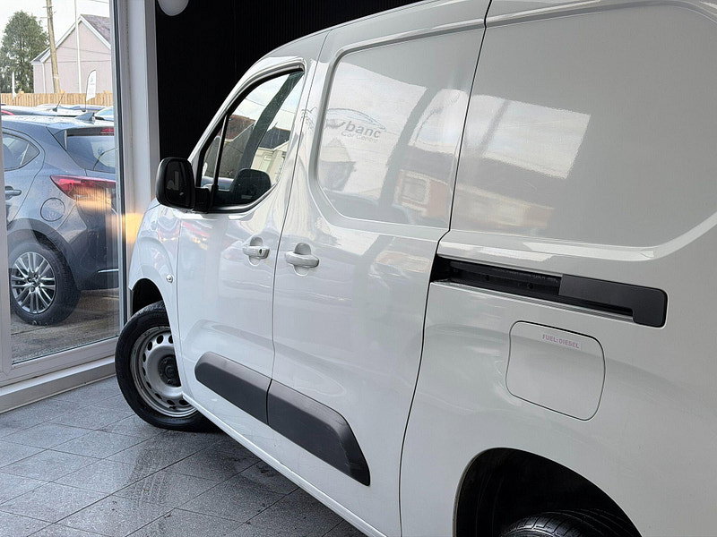 Vauxhall Combo 1.5 Turbo D 2300 Edition Auto L2 H1 Euro 6 (s/s) 4dr 4dr Automatic 2026