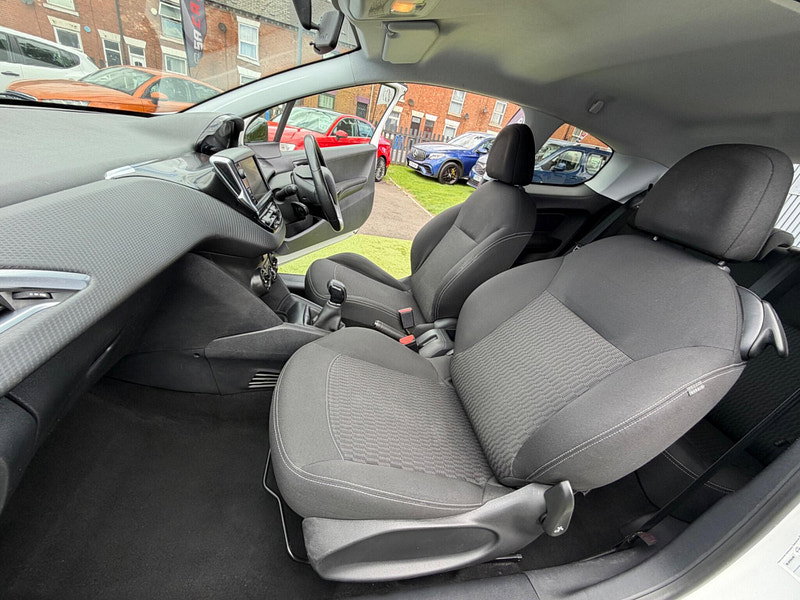 Peugeot 208 1.2 PureTech Black Edition Hatchback 3dr Petrol Manual Euro 6 (82 ps) 3dr Manual 2026