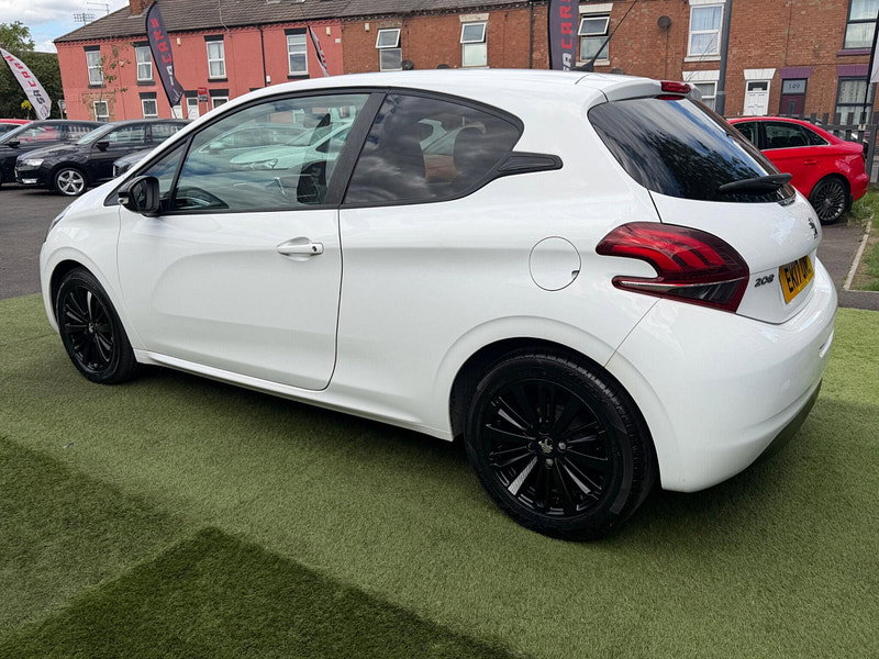 Peugeot 208 1.2 PureTech Black Edition Hatchback 3dr Petrol Manual Euro 6 (82 ps) 3dr Manual 2026