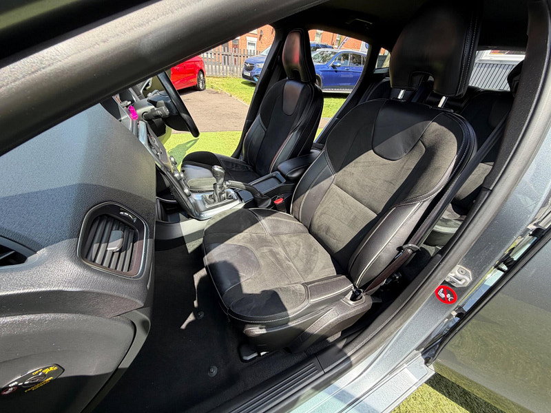 Volvo V40 1.6 D2 R-Design Nav Hatchback 5dr Diesel Manual Euro 5 (s/s) (115 ps) 5dr Manual 2026