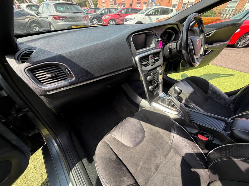 Volvo V40 1.6 D2 R-Design Nav Hatchback 5dr Diesel Manual Euro 5 (s/s) (115 ps) 5dr Manual 2026