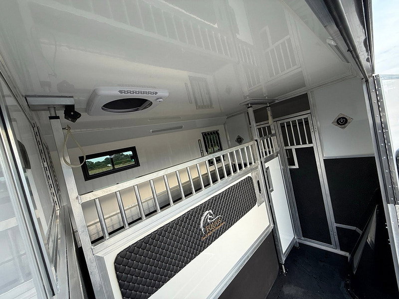 Renault Master 2.3 dCi 35 Business+Horsebox Diesel Manual FWD LWB Medium Roof Euro 6 (135 ps) 2dr Manual 2026