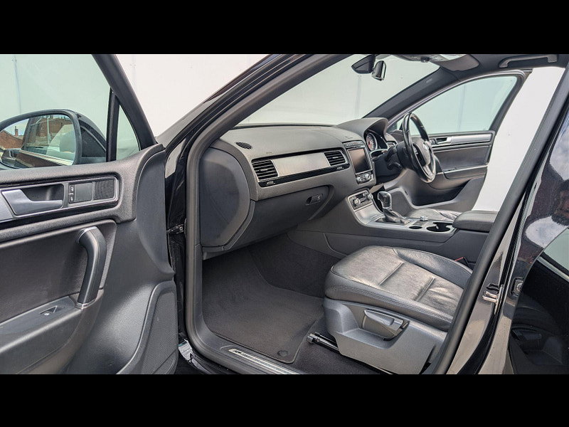 Volkswagen Touareg 3.0 TDI V6 BlueMotion Tech R-Line Tiptronic 4WD Euro 6 (s/s) 5dr