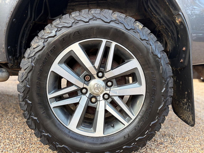 Toyota Hilux 2.4 D-4D Invincible 4WD Euro 6 4dr (TSS, 3.5t) 4dr Manual 2026