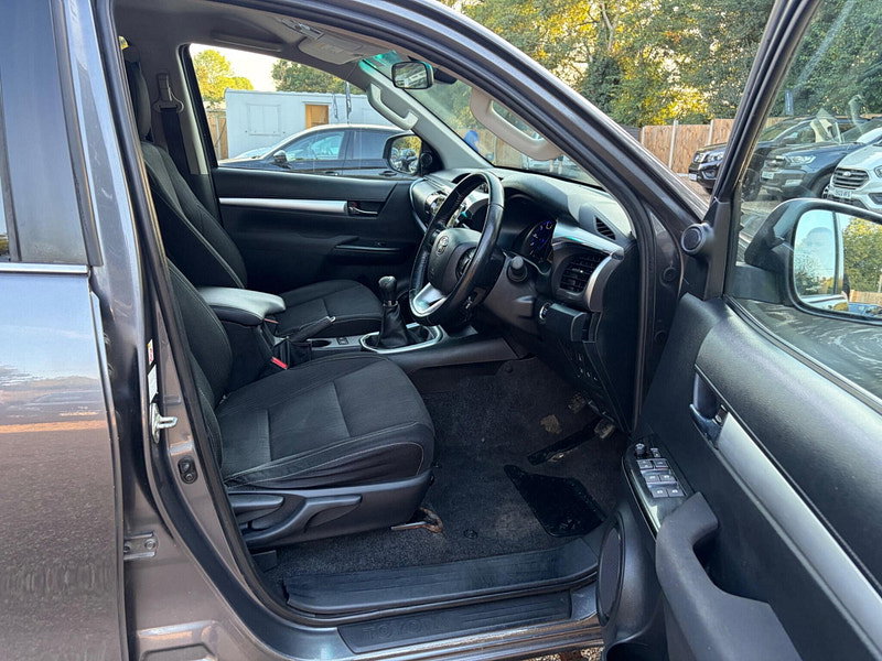Toyota Hilux 2.4 D-4D Invincible 4WD Euro 6 4dr (TSS, 3.5t) 4dr Manual 2026