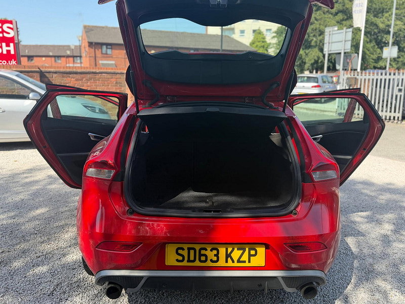 Volvo V40 1.6 D2 R-Design Hatchback 5dr Diesel Manual Euro 5 (s/s) (115 ps) 5dr Manual 2026