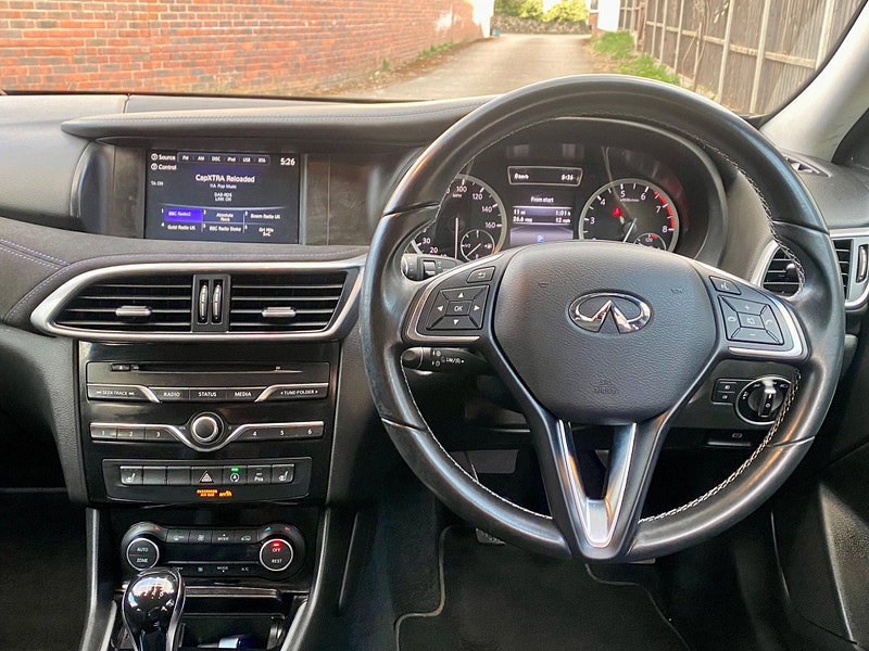 Infiniti Q30 1.6T City Black Euro 6 (s/s) 5dr