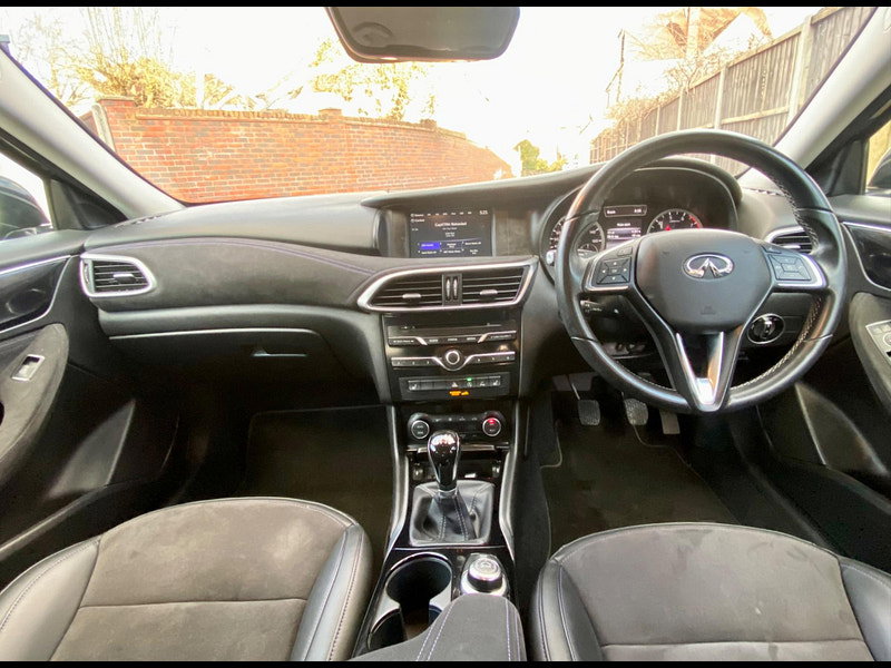 Infiniti Q30 1.6T City Black Euro 6 (s/s) 5dr
