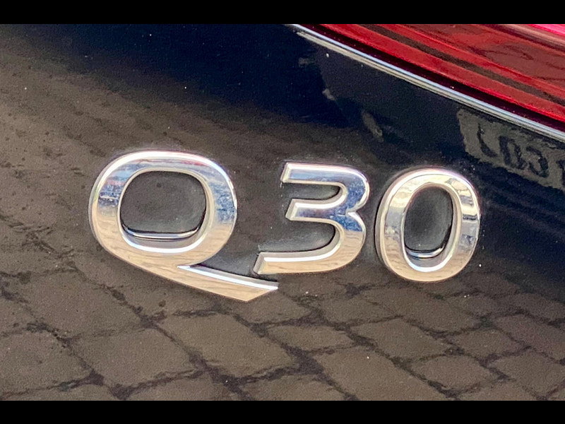 Infiniti Q30 1.6T City Black Euro 6 (s/s) 5dr