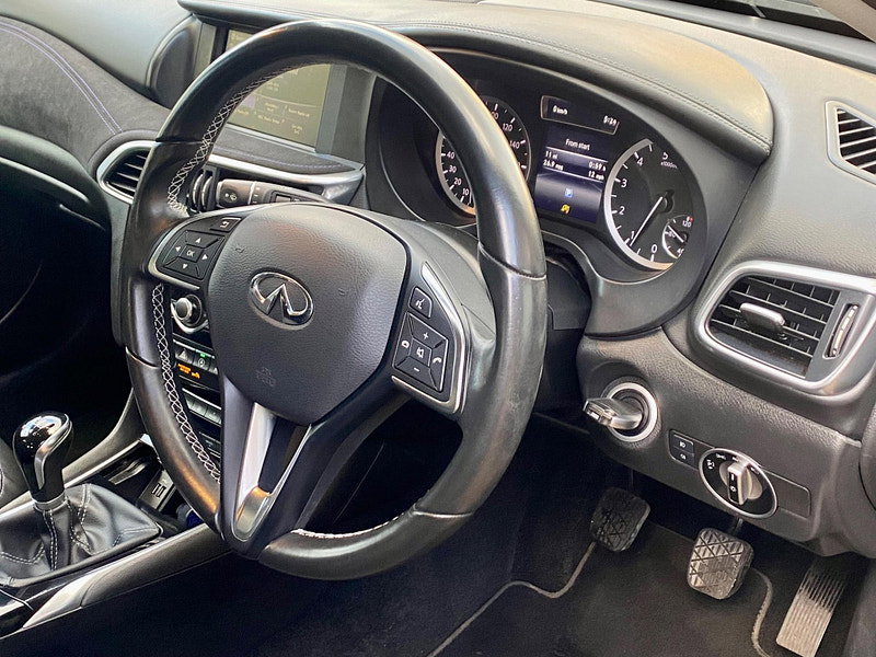 Infiniti Q30 1.6T City Black Euro 6 (s/s) 5dr