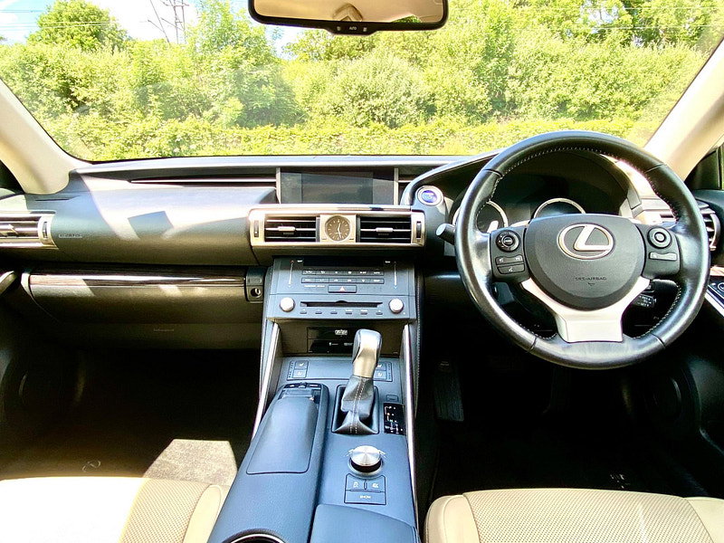 Lexus IS 2.5 300h Premier E-CVT Euro 6 (s/s) 4dr