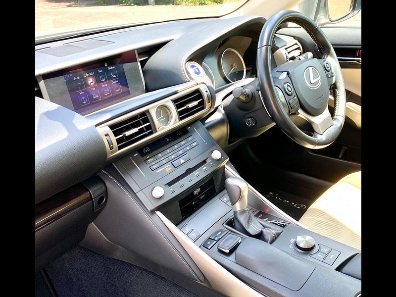 Lexus IS 2.5 300h Premier E-CVT Euro 6 (s/s) 4dr