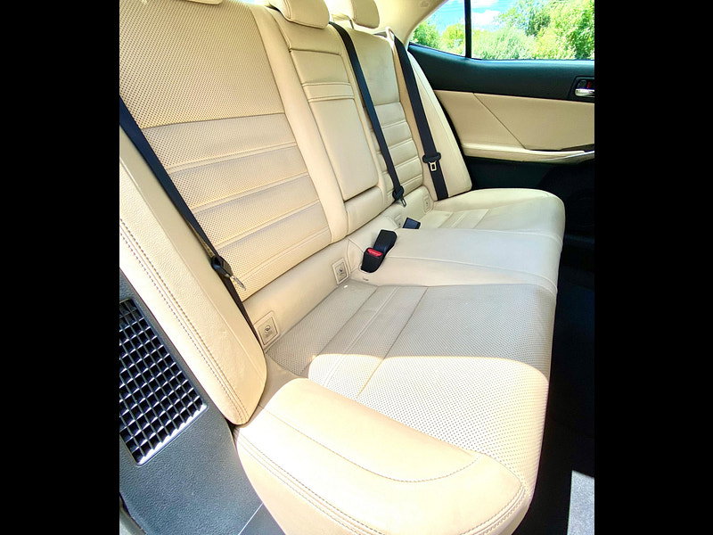 Lexus IS 2.5 300h Premier E-CVT Euro 6 (s/s) 4dr