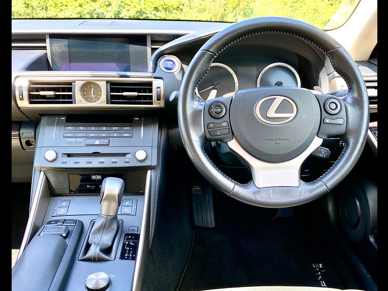 Lexus IS 2.5 300h Premier E-CVT Euro 6 (s/s) 4dr