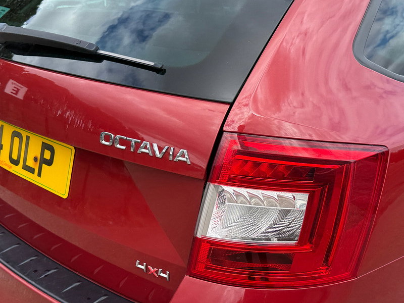 Skoda Octavia 2.0 TDI Elegance Estate 5dr Diesel Manual 4WD Euro 5 (s/s) (150 ps)