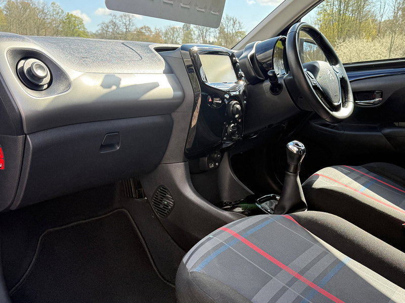 Peugeot 108 1.2 VTi PureTech Allure Hatchback 5dr Petrol Manual Euro 5 (82 ps)