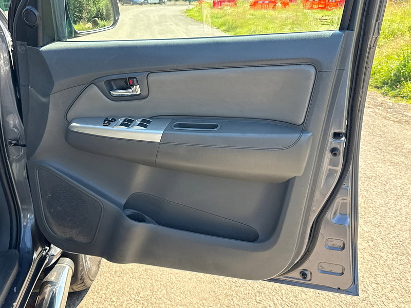 Toyota Hilux 3.0 D-4D Invincible Pickup Double Cab 4dr Diesel Manual 4WD Euro 5 (171 ps)