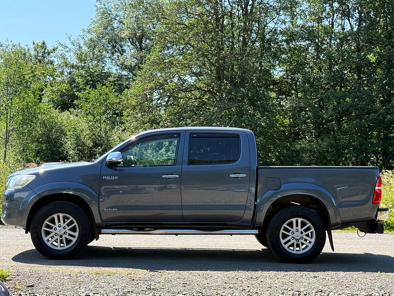 Toyota Hilux 3.0 D-4D Invincible Pickup Double Cab 4dr Diesel Manual 4WD Euro 5 (171 ps)