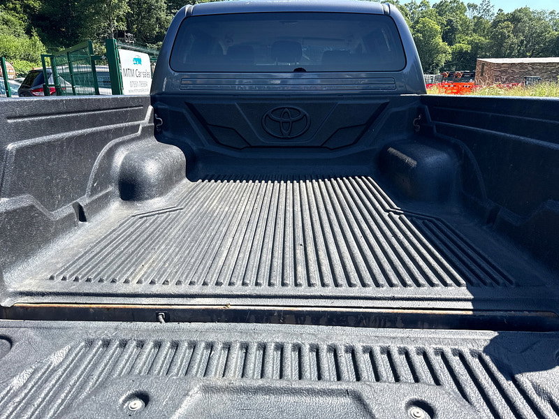 Toyota Hilux 3.0 D-4D Invincible Pickup Double Cab 4dr Diesel Manual 4WD Euro 5 (171 ps)