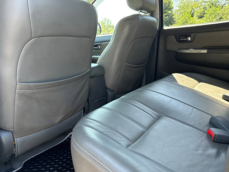 Toyota Hilux 3.0 D-4D Invincible Pickup Double Cab 4dr Diesel Manual 4WD Euro 5 (171 ps)
