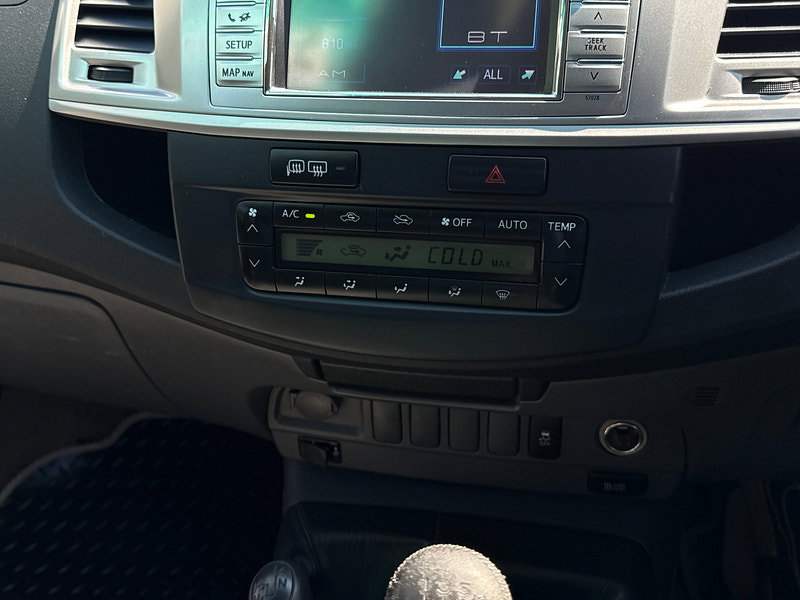 Toyota Hilux 3.0 D-4D Invincible Pickup Double Cab 4dr Diesel Manual 4WD Euro 5 (171 ps)