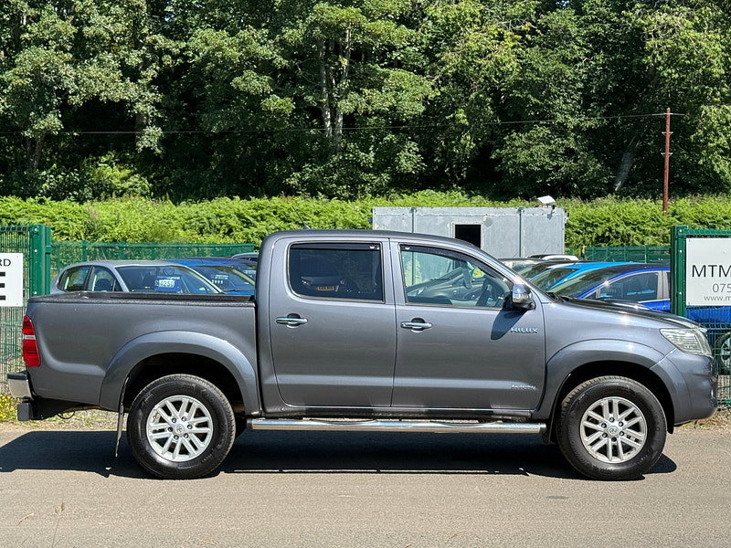 Toyota Hilux 3.0 D-4D Invincible Pickup Double Cab 4dr Diesel Manual 4WD Euro 5 (171 ps)