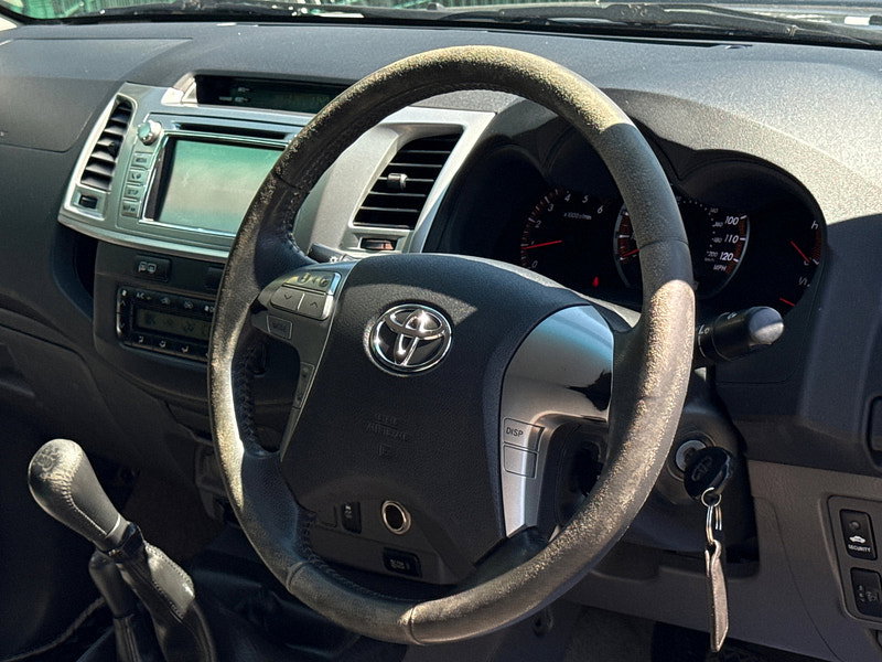Toyota Hilux 3.0 D-4D Invincible Pickup Double Cab 4dr Diesel Manual 4WD Euro 5 (171 ps)
