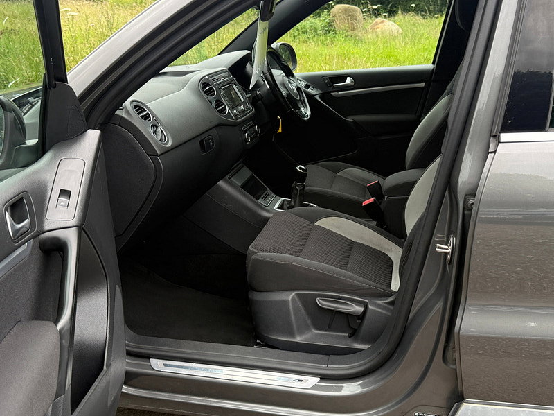 Volkswagen Tiguan 2.0 TDI BlueMotion Tech R-Line SUV 5dr Diesel Manual 4WD Euro 5 (s/s) (Nav) (140 ps)