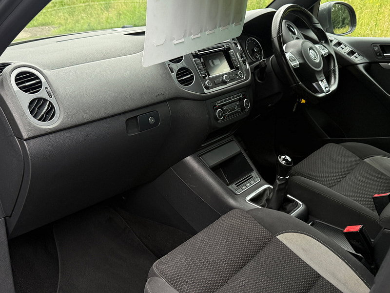 Volkswagen Tiguan 2.0 TDI BlueMotion Tech R-Line SUV 5dr Diesel Manual 4WD Euro 5 (s/s) (Nav) (140 ps)