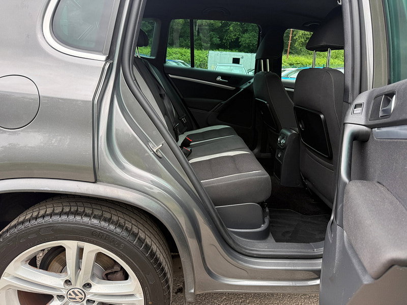 Volkswagen Tiguan 2.0 TDI BlueMotion Tech R-Line SUV 5dr Diesel Manual 4WD Euro 5 (s/s) (Nav) (140 ps)
