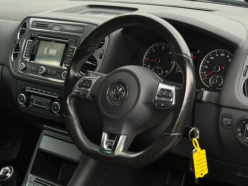 Volkswagen Tiguan 2.0 TDI BlueMotion Tech R-Line SUV 5dr Diesel Manual 4WD Euro 5 (s/s) (Nav) (140 ps)