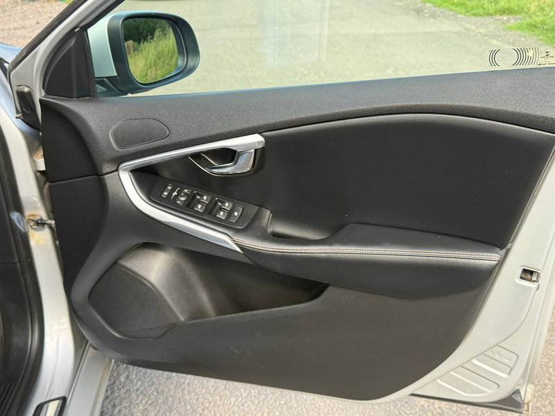 Volvo V40 2.0 D4 R-Design Pro Hatchback 5dr Diesel Manual Euro 6 (s/s) (190 ps)