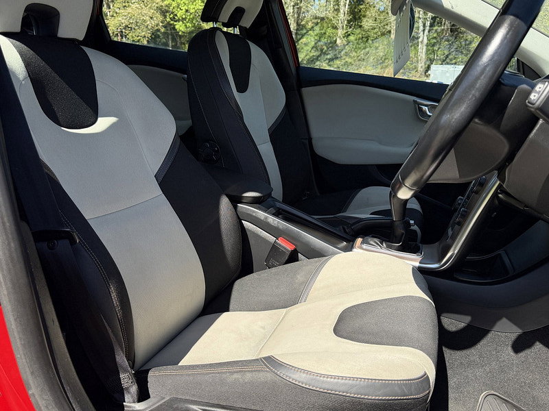 Volvo V40 Cross Country 2.0 D3 SE Hatchback 5dr Diesel Manual Euro 5 (s/s) (150 ps)