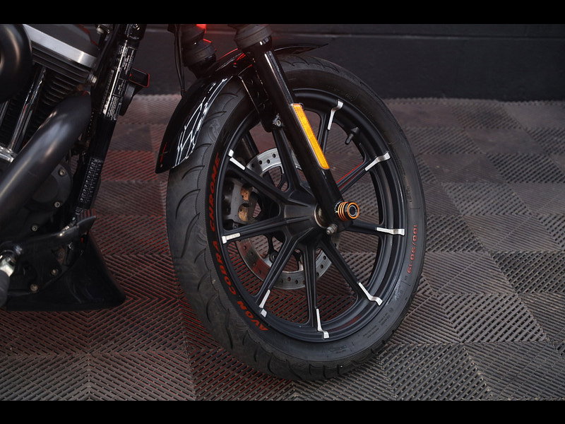 Harley-Davidson Sportster 883 XL883N Iron 883 Custom Cruiser bobber
