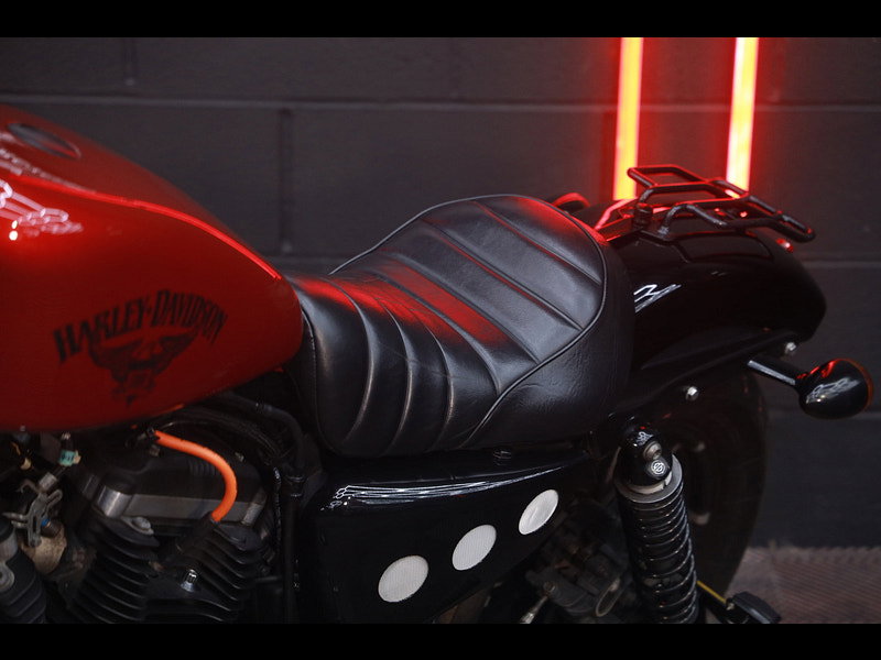 Harley-Davidson Sportster 883 XL883N Iron 883 Custom Cruiser bobber