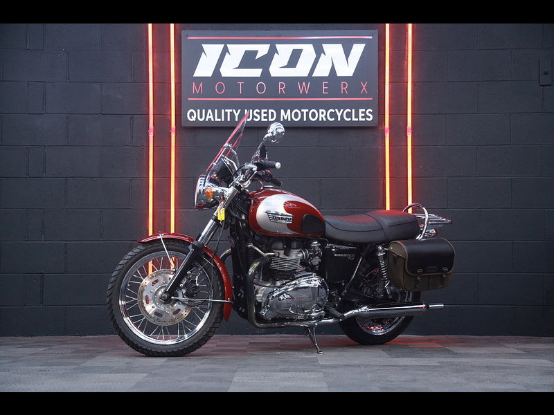 Triumph Bonneville T100 865 T100 14087 MILES CLEAN EXAMPLE