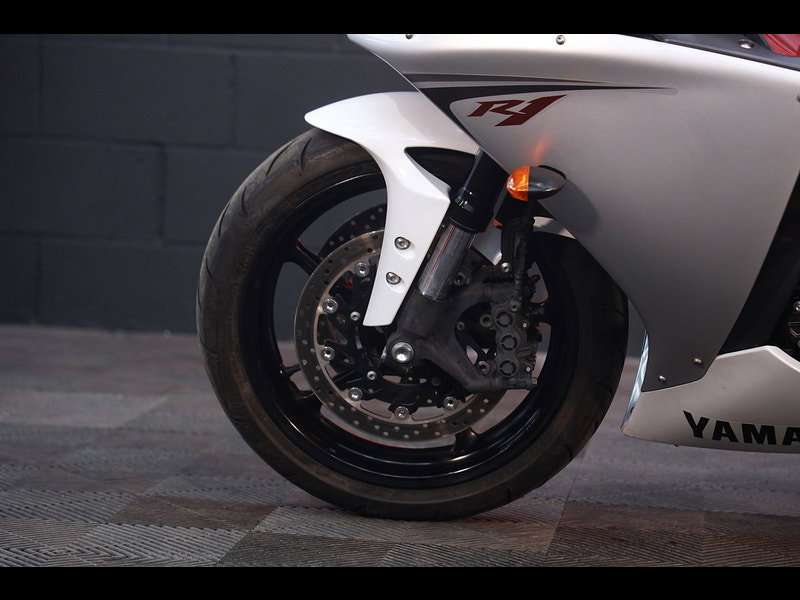 Yamaha R1 Big Bang red frame 
