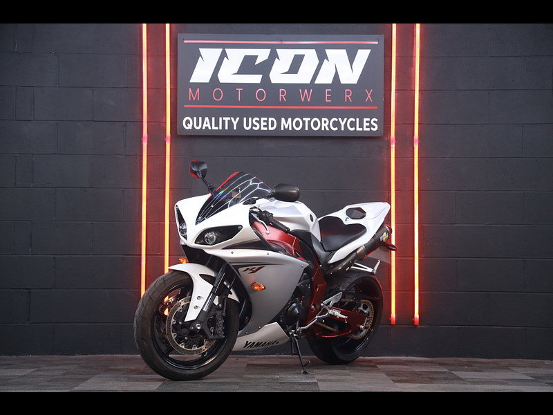 Yamaha R1 Big Bang red frame 