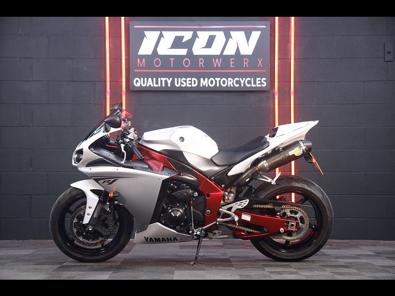 Yamaha R1 Big Bang red frame 
