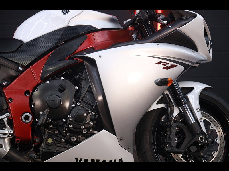 Yamaha R1 Big Bang red frame 